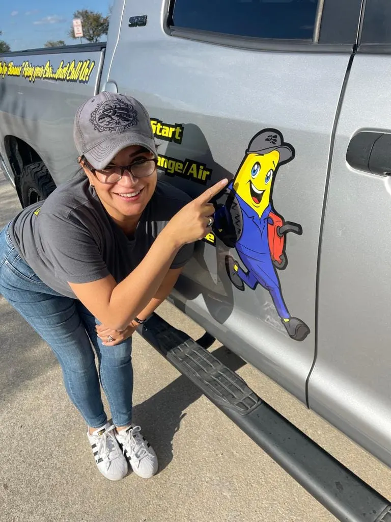 Banana Roadside technician helping a driver in Austin, TX